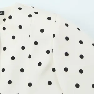 Détail de près d'un blazer vintage français à pois pour femme élégante en blanc crème