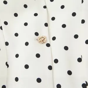 Blazer vintage français à pois avec un élégant bouton doré en forme de nœud unique