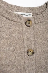 Nahaufnahme einer beigen Strickjacke mit Rundhalsausschnitt und schicken Schildpattknöpfen