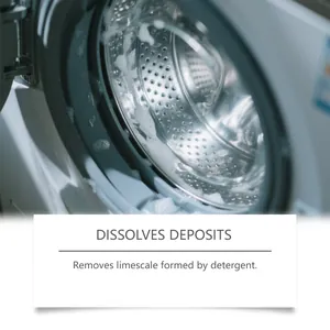 Dettaglio dell'interno della lavatrice con schiuma di sapone e azione anticalcare.