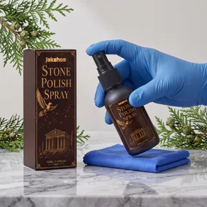 Detailopname van 50ml steenpolijstspray met schoonmaakdoek en de bijbehorende verpakking.