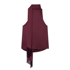 Elegantes weinrotes Satin-Neckholder-Top mit schicken Fransen und drapiertem Schal.