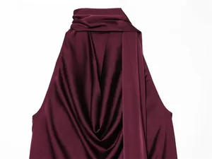 Detailansicht eines weinroten Satin-Neckholder-Tops mit elegantem Schal-Design