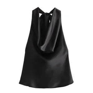Nahaufnahme des eleganten schwarzen Satin-Neckholder-Tops mit glatter Textur