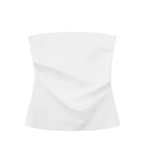 Vista detallada de la textura de la tela de un top palabra de honor blanco fruncido
