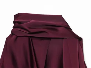 Detailansicht des eleganten Wasserfall-Neckholders an einem seidigen burgunder Top