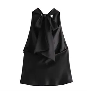 Rückansicht eines schwarzen Satin-Neckholder-Tops mit eleganter großer Schleife.