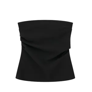 Detalle de la textura fruncida en un elegante top de tubo negro ajustado para mujer