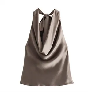 Detailansicht eines mokkafarbenen Satin-Halterneck-Tops mit elegantem Wasserfallausschnitt