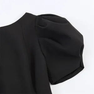 Detailansicht des eleganten schwarzen Puffärmels an einem modischen Sommertop