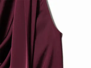 Nahaufnahme des weinroten Neckholder-Tops zeigt glatte Stoffstruktur und feine Nähte.