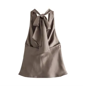Detailansicht der Rückseite eines eleganten taupefarbenen Satin-Haltertops mit Schleife