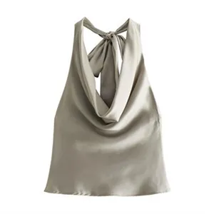 Detailansicht eines champagnerfarbenen Satin-Haltertops mit Wasserfallausschnitt und Schleife