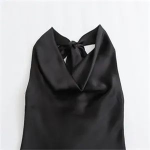 Detailaufnahme eines schwarzen Satin-Neckholder-Tops mit elegantem Wasserfall-Ausschnitt