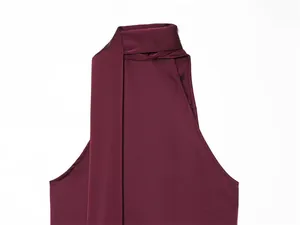 Detailaufnahme eines burgunderroten ärmellosen Neckholder-Tops mit Satinoberfläche