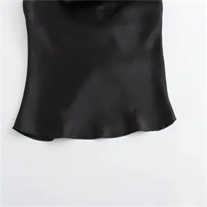 Nahaufnahme des eleganten schwarzen Satinsaums für ein modisches Damenoberteil.