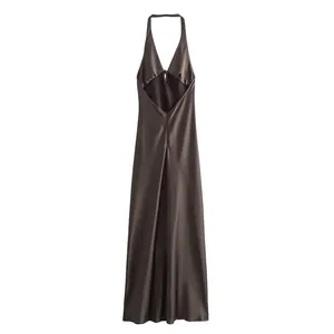 Detalle de la espalda de un vestido largo de satén marrón con cuello halter