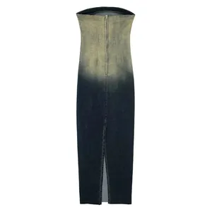 Elegante abito tubino in denim con lavaggio sfumato vintage e spacco frontale alla moda.