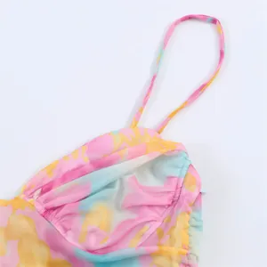 Κοντινό πλάνο χρωματιστού tie-dye φορέματος από δίχτυ με λεπτές τιράντες και υφή υφάσματος