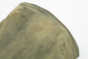 Primo piano della trama del denim lavato vintage e delle cuciture laterali di un abito