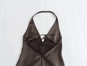 Vista detallada del vestido de satén de seda marrón con cuello halter y escote en V