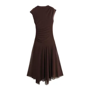 Elegante vestido de malla marrón sin mangas con fruncido lateral y bajo asimétrico