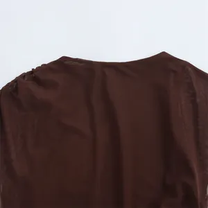 Primer plano del escote de un vestido sin mangas de malla marrón sexy que muestra la textura