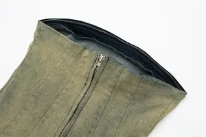 Dettaglio dell'abito a fascia in denim lavato vintage con cerniera frontale e cuciture a vista