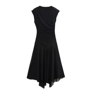 Elegante vestido negro sin mangas de malla con detalles fruncidos laterales