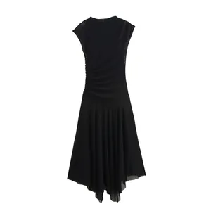 Vista frontal del vestido de malla negro sin mangas con cintura fruncida y dobladillo irregular