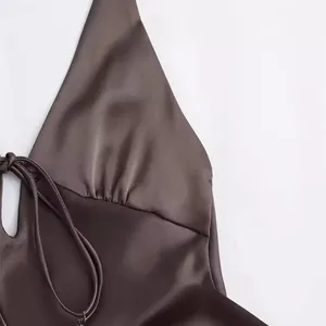 Elegante vestido de satén marrón con cuello halter, escote en V y lazo