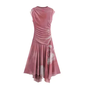 Vista detallada de vestido sin mangas de malla rosa con estampado mármol y fruncido