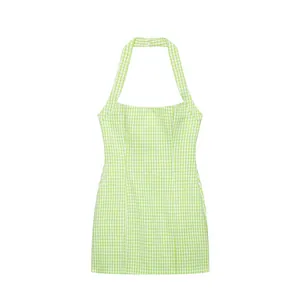Dettaglio del motivo a quadretti verde e bianco su questo abito estivo con scollo a cavezza
