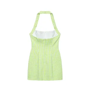 Vista posteriore di un mini abito a trapezio vichy verde e bianco con scollo all'americana