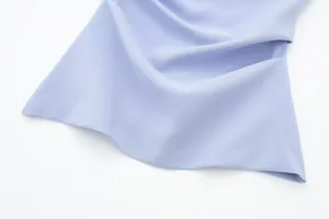 Primer plano detallado que muestra la textura de la tela plisada azul claro suave