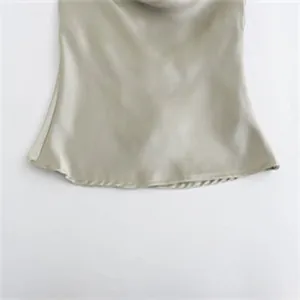 Detailansicht des Saums und der glatten Seidensatinstruktur des Damen-Haltertops.