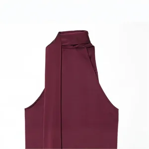 Sexreiches weinrotes ärmelloses Neckholder-Top mit Satin-Schal-Detail für den Sommer.