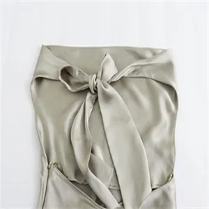 Detailansicht eines champagnerfarbenen Satin-Halter-Tops mit eleganter Halsschleife.