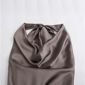 Elegantes Damen-Halterneck-Top aus Satin mit seidiger Textur in einem modischen Taupe.