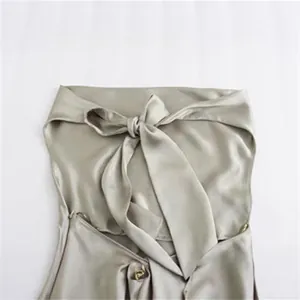 Eleganter salbeigrüner Satin-Neckholder-Top für Damen mit stilvollem Schleifendetail