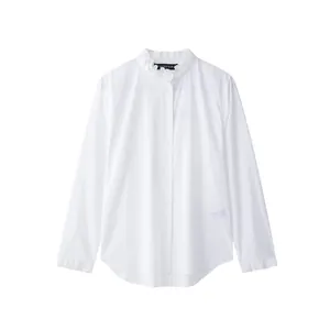 Detailweergave van wit shirt met lange mouwen, ruches aan de kraag en manchetten