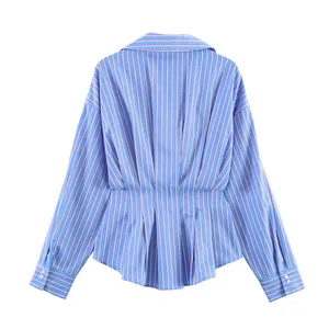 Vista trasera detallada de camisa de popelina a rayas azules con elegante diseño de pliegues.