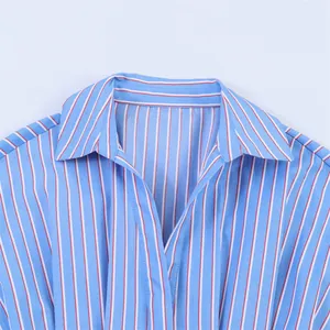 Primer plano detallado del cuello y el patrón de rayas rojas de una camisa de popelina azul