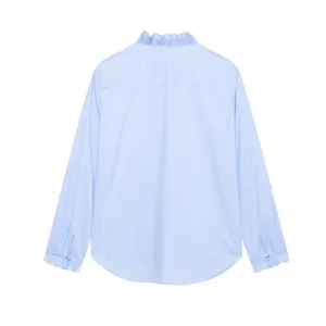Achteraanzicht van een lichtblauw shirt met lange mouwen, ruches aan kraag en manchetten