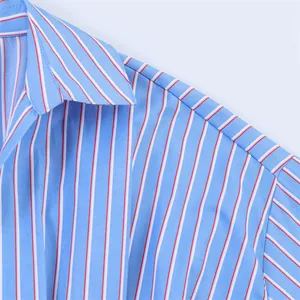 Primer plano de camisa de popelina de algodón a rayas azules y blancas con cuello