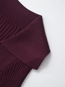 Gros plan sur la texture élégante en maille côtelée bordeaux et le col d'une robe longue