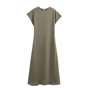 Vista detallada de este elegante vestido midi de satén sin mangas en verde salvia con textura