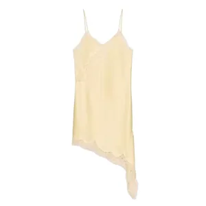 Elegante top lencero de encaje crema con dobladillo asimétrico y textura sedosa