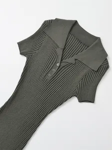 Détail d'une robe polo grise en maille côtelée avec col classique et boutons élégants