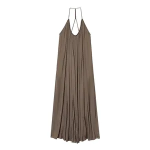 Ärmelloses braunes Maxikleid mit Neckholder und Plisseefalten für einen eleganten Look
